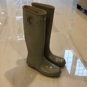 Re-Poshing EUC Light Grey Hunter Boots, size 8